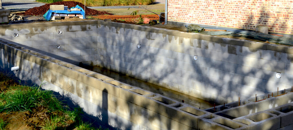 Zwembad gemaakt uit betonblokken / cementblokken